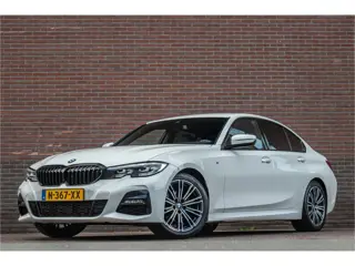 BMW 3 Serie 318i M Sport, Stoelverwarming, Carplay, Alcantara, Sfeerverlichting, DAB+, PDC, Navigati
