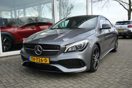MERCEDES-BENZ CLA-KLASSE 180 BUSSENISS. SOL. AMG LINE-ALL IN PRIJS- Camera- Navi- 