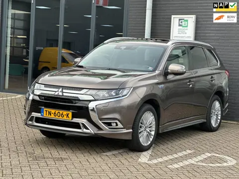 Mitsubishi Outlander 2.4 PHEV Instyle/1STE EIGPANO-DAK/CAMERA/NL-AUTO NAP!!