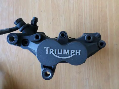 REMKLAUW LINKS VOOR Triumph Speed Triple 955 1997 - 1999