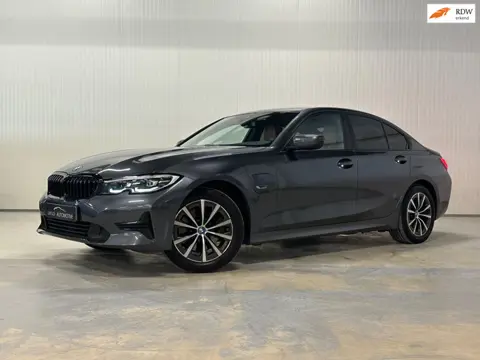 BMW 3-serie 320e Business Edition Plus | SHADOW LINE | TREKHAAK | LED | CAMERA | PLUG IN HYBRIDE