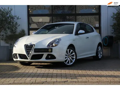 Alfa Romeo Giulietta 1.4 Turbo Super- SPORTIVA - LEER/ALCANTARA - STOELVERWARMING - LED - PARKEERSEN