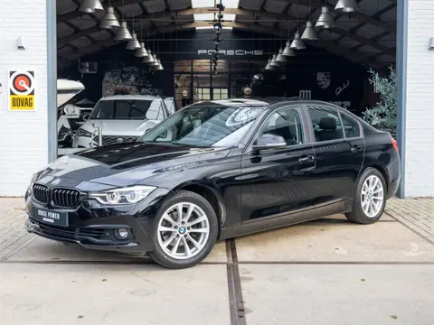 BMW 3 Serie 318i Executive *Head-Up Display | Clima | Navi | Cruise | Parkeersensoren*