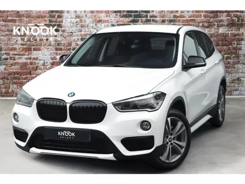 BMW X1 sDrive20i Executive Sport Line Automaat / Navigatie / Trekhaak / LED / Harman Kardon / 18 Inc