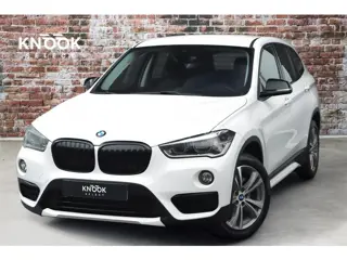 BMW X1 sDrive20i Executive Sport Line Automaat / Navigatie / Trekhaak / LED / Harman Kardon / 18 Inc