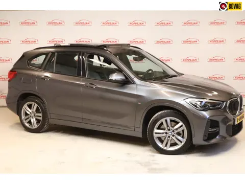BMW X1 SDrive20i Executive M sport Edition NL auto, Panorama, Trekhaak, Head-up display, Led
