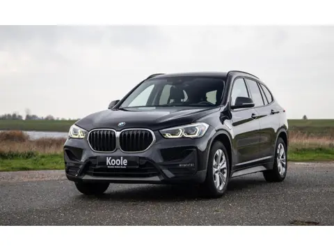BMW X1 xDrive25e Executive CAMERA / CARPLAY / HEAD UP DISPLAY / LEDER / LED / CRUISE CONTROLE / STOE