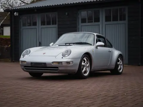 PORSCHE 911 Carrera 4 with sunroof