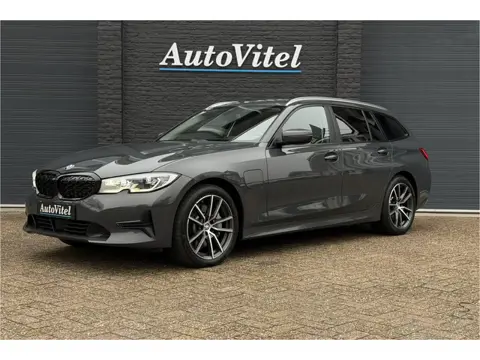 BMW 3 Serie Touring 330e xDrive | Sportleder | Head-Up | Laserlicht | Comfort Access | Memory