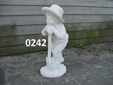 TUINMAN MET SCHEP KIJKT DE TUIN IN.