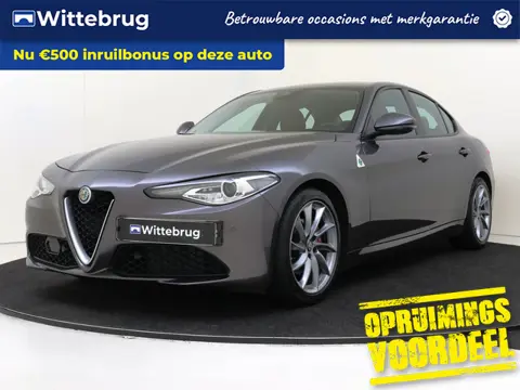 Alfa Romeo Giulia 2.0T Super | Squadra Tuning 319PK!! | Leder | 18 INCH | Trekhaak | Dealeronderhoud