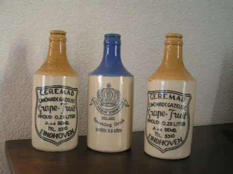 Limonade flesjes van aardewerk