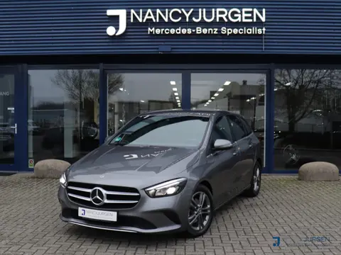 Mercedes-Benz B-Klasse 180 Business Solution | Trekhaak | Camera | Parkeerhulp Voor + Achter | Navi 