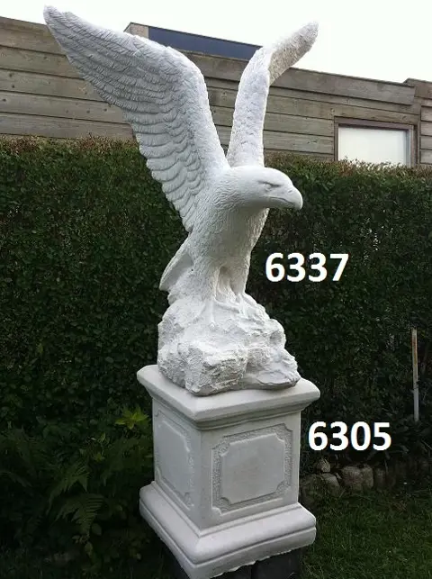 Adelaar met zuil groot.