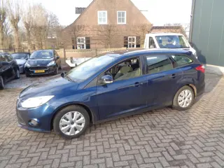 Ford FOCUS Wagon 1.0 EcoBoost Trend Airco,navigatie, trekhaak. distributie vervangen !!