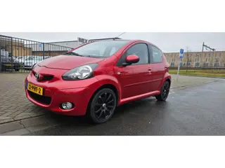 Toyota Aygo 1.0-12V Aspiration Red Navigator. LEES VERDER...