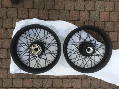 Harley twincam mat zwart gepoederlakte 16" velgen, ronde rim