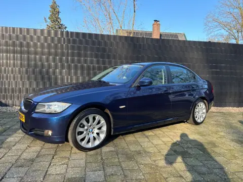BMW 3-SERIE 318I ** mooie auto// 17inch//stof-leer**