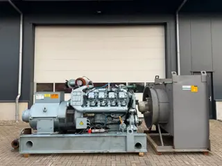 Dorman 8QTCW unelec 440 kVA noodstroom aggregaat generatorset 348 hours