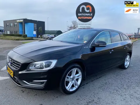 Volvo V60 2015 * 2.4 D6 Twin Engine R-Design *APK* *AUTOMAAT* TOP STAAT !!