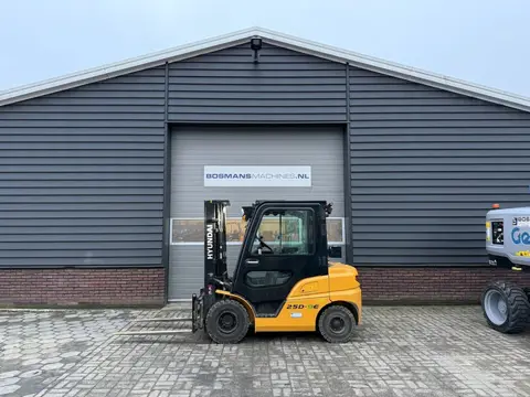 Hyundai 25D-9E 2.5 T diesel heftruck met cabine / vorkenverspreider