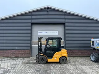 Hyundai 25D-9E 2.5 T diesel heftruck met cabine / vorkenverspreider