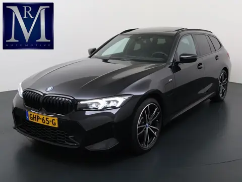 BMW 3-serie Touring 320e VAN € 42.899,- VOOR € 39.877,- UW LENTEVOORDEEL: €3.022,-! | M-SPORT | FACE