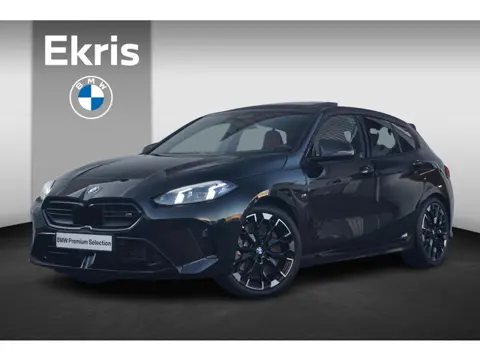 BMW 1 Serie M135i xDrive M Sportpakket Pro 19'' / Harman Kardon / M Sportstoelen / Panoramadak / Ele