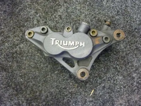 REMKLAUW RECHTS VOOR Triumph Trophy 900 1996 - 2010