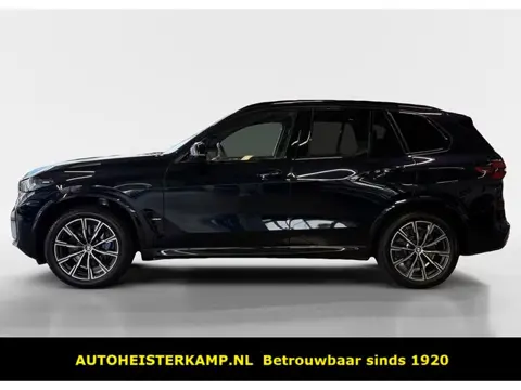 BMW X5 M60i xDrive M Sport 530 PK V8 ACC HEAD-UP PANORAMADAK STOELKOELING MASSAGE LUCHTVERING TREKHA