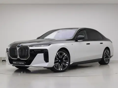 BMW i7 eDrive50 M-Sport | Two Tone Black Wrap | Iconic Glow kristalkoplampen+Grille | Individual int