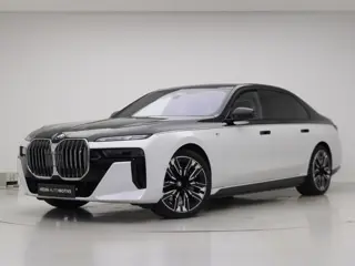 BMW i7 eDrive50 M-Sport | Two Tone Black Wrap | Iconic Glow kristalkoplampen+Grille | Individual int