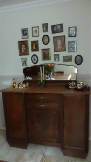 Buffetkast met marmeren blad en facet geslepen spiegel