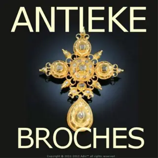 Expert Antiquair juwelier verkoopt antieke brooches.