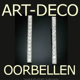 Expert antiek-juwelier verkoopt Art-Deco oorbellen.