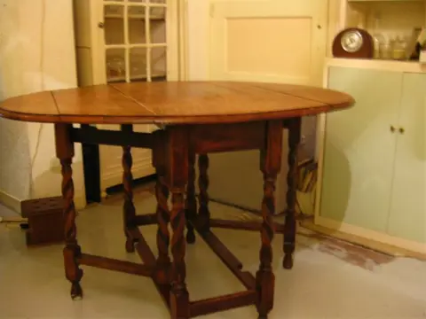 Antiek en curiosa; Antieke Franse hangoortafel