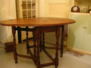 Antiek en curiosa; Antieke Franse hangoortafel