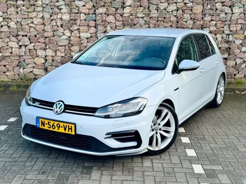 Volkswagen Golf 1.5 TSI Highline Business R-LINE