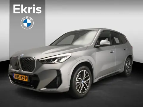 BMW iX1 eDrive20 | M-Sportpakket | LED | Navigatie | Schuifdak | Trekhaak | Elektr. zetels | DAB | H