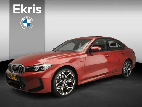 BMW 3 Serie Sedan 330e | M-Sportpakket | LED | Leder | Navigatie | Trekhaak | Schuifdak | Stoelverwa