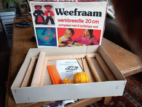 Weefraam - Je kunt vanaf nu zelf armbandjes weven.
