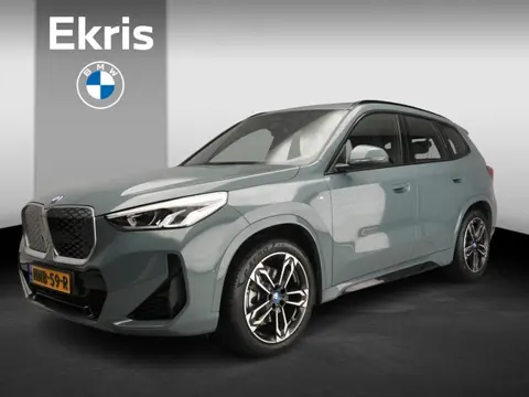 BMW iX1 xDrive30 | M-Sportpakket | LED | Leder | Navigatie | Schuifdak | Stoelverwarming | DAB | Alu