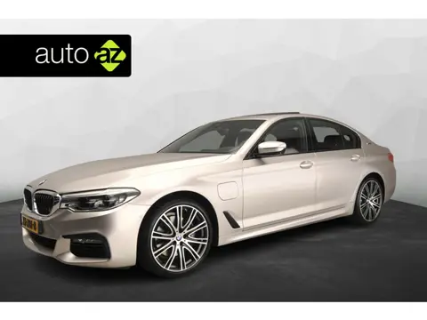 BMW 5 Serie Sedan 530e M-Sportpakket / Schuifdak / Comfort stoelen / Head-up / Park assist / Alu wie