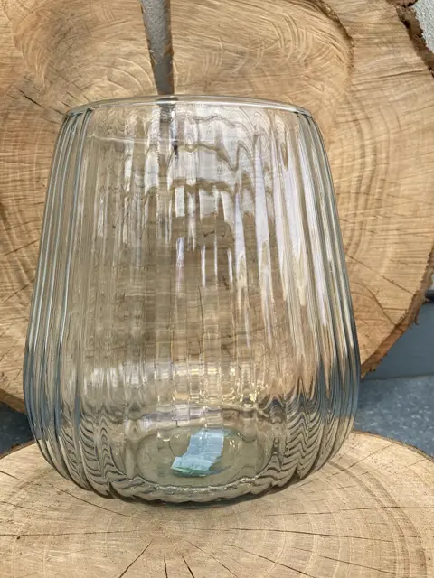 VAAS VAN GERECYCLED GERIBBELD GLAS 18 cm hoog NIEUW