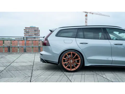 Volvo V60 T6 Plug-in hybrid AWD Plus Dark / Custom made Black Sheep uitvoering / 20" Heico matt Bron