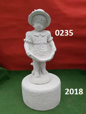 Meisje met jurkje met zuil.