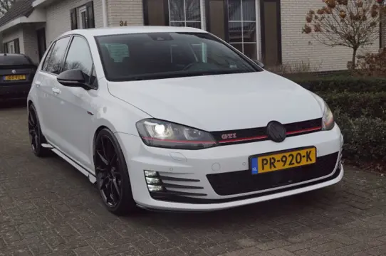 VOLKSWAGEN GOLF GTI Performance 2.0 TSI (300pk) DSG Custom uitlaat/ACC/Camera/Trekhaak/Keyless/19inch