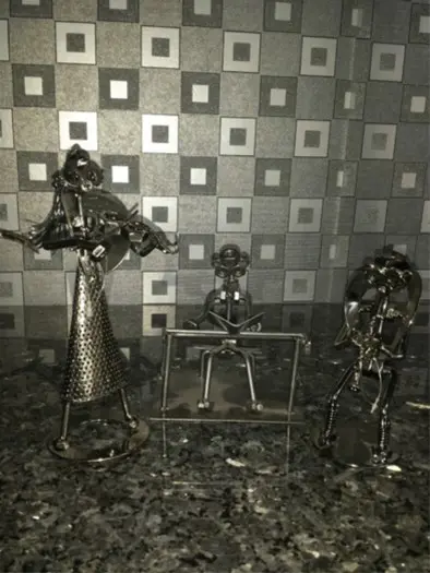 Drie beeldjes van muzikanten