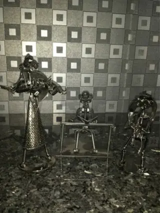 Drie beeldjes van muzikanten