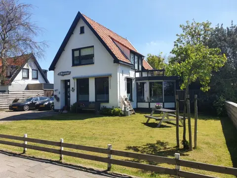 Fijne kamer met gedeelde badkamer op loopafstand van het strand